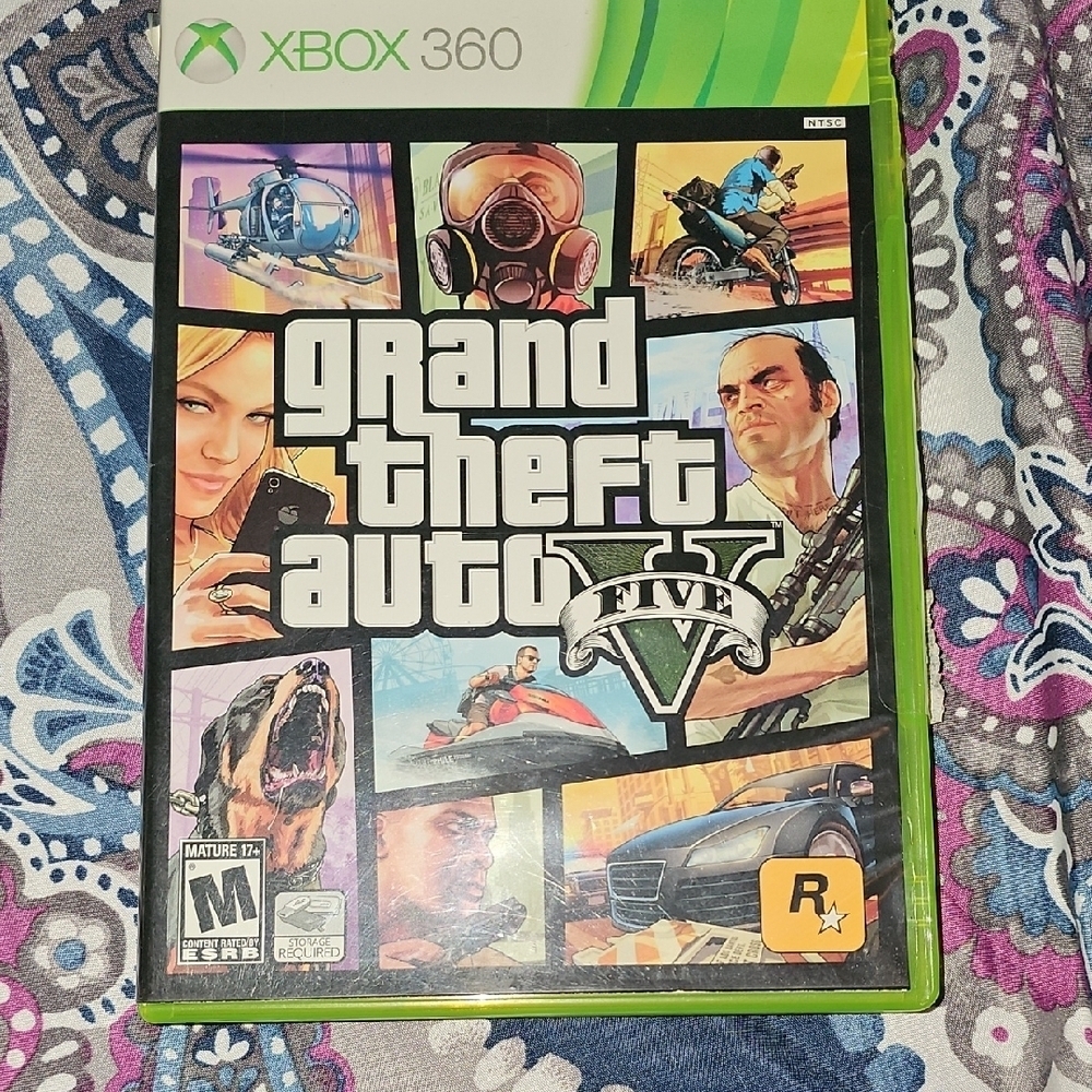 XBOX 360 Grand Theft Auto V - 2 Disc Set + Book
